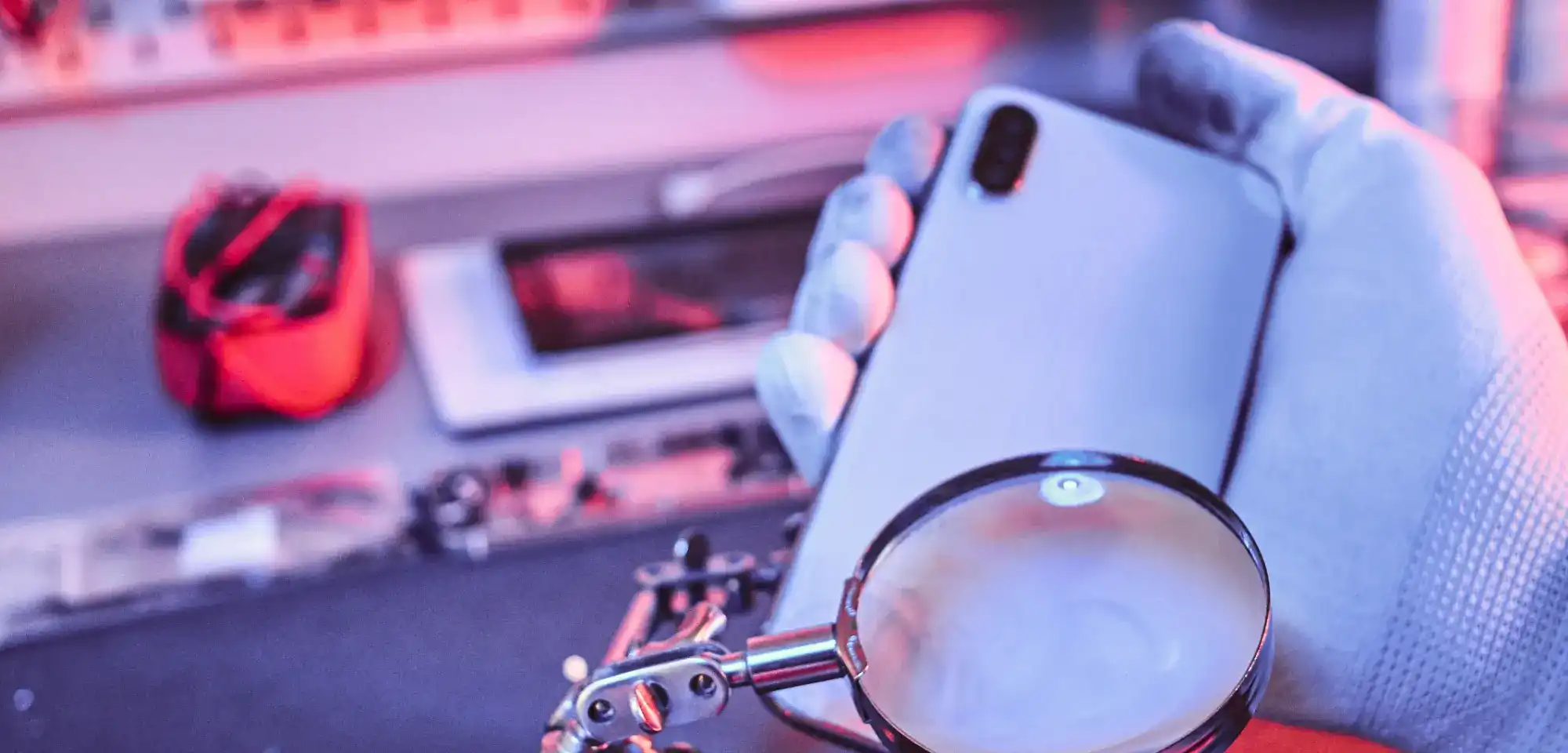 Technicien travaillant sur un ordinateur portable